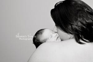 Nutley NJ newborn photographer capturng mommy and baby photos in their home