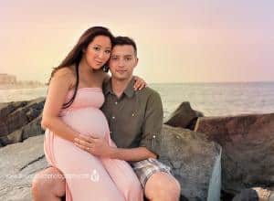 beach photos of maternity couple